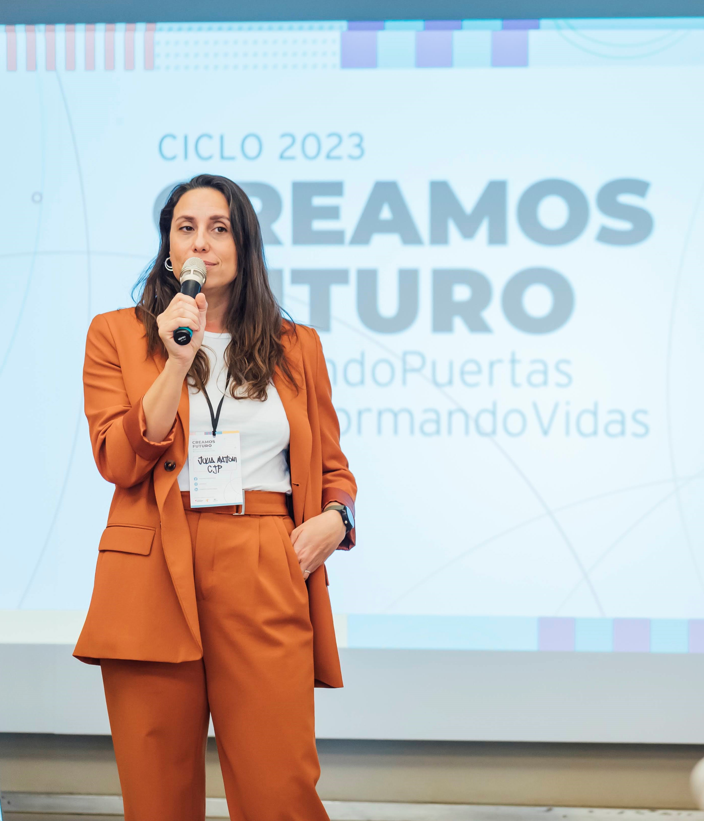 Julia Mattoni hablando en el evento Creamos Futuro